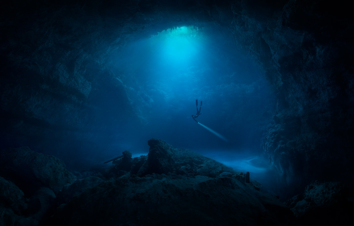 Темный подводный грот