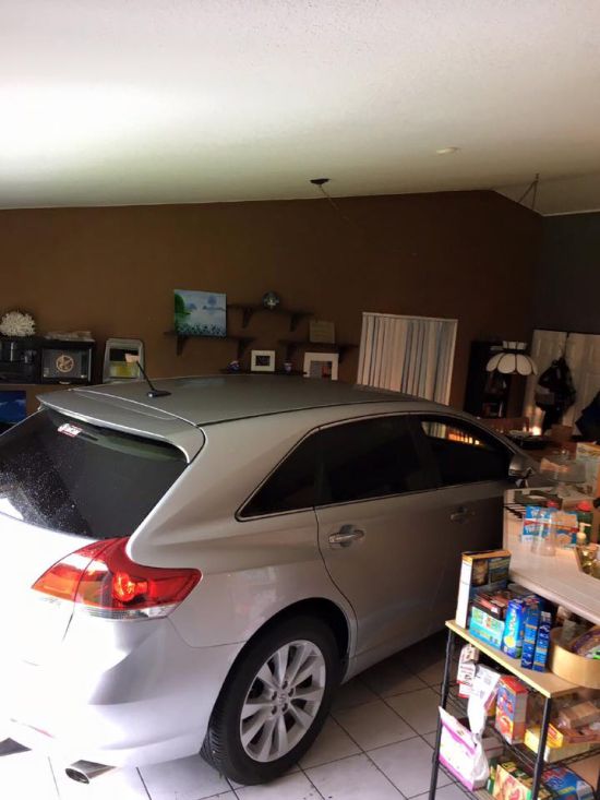 Хозяин спрятал автомобиль от урагана Мэтью в гостиной