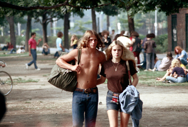 Голубые джинсовые шорты — любимый тренд американских девушек 70-х годов