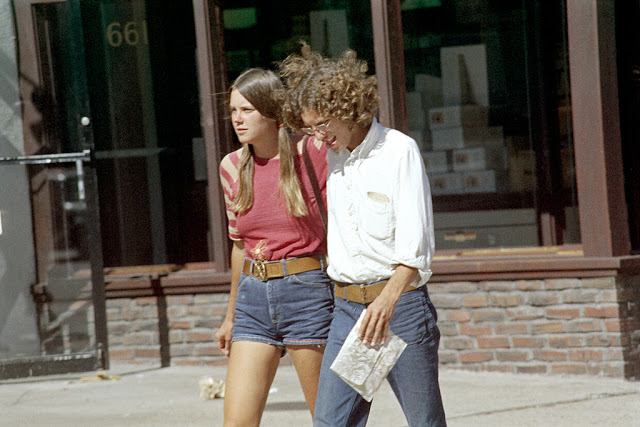 Голубые джинсовые шорты — любимый тренд американских девушек 70-х годов