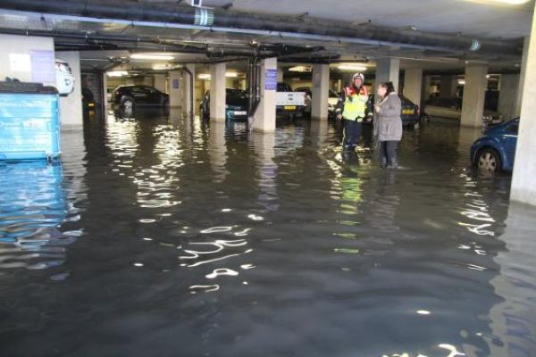Поднявшийся от наводнения пол расплющил оставленные на парковке машины