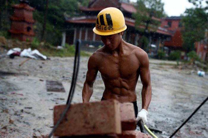 Китайский строитель находит время, чтобы потренироваться на рабочем месте