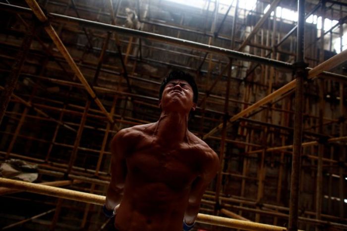 Китайский строитель находит время, чтобы потренироваться на рабочем месте