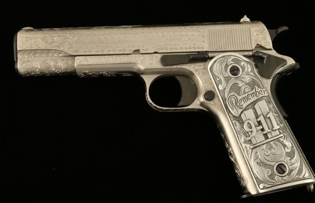 Пистолеты и револьверы с различной гравировкой