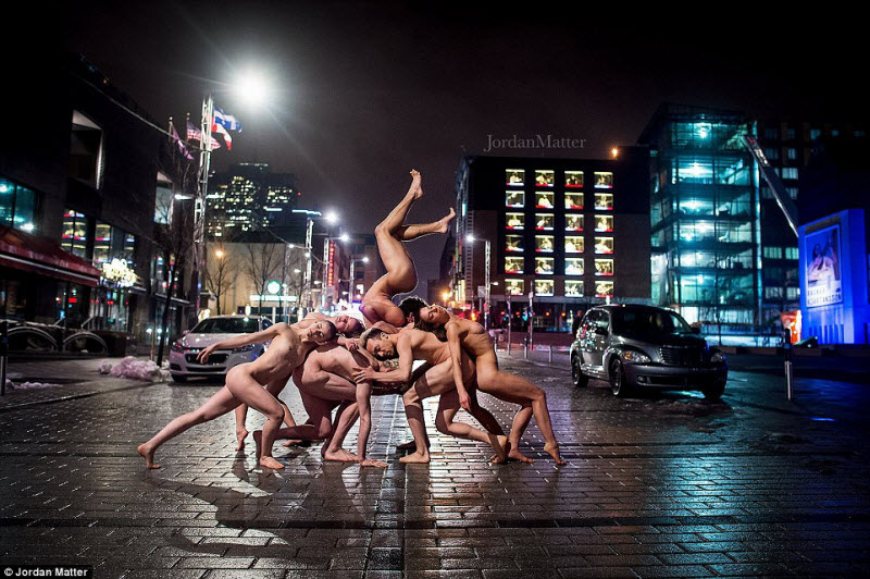 Обнаженные танцоры на улицах ночных городов