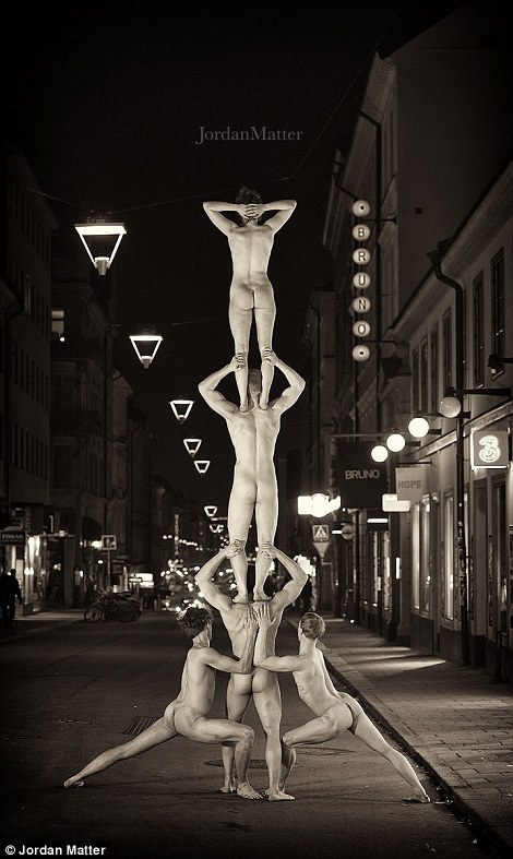 Обнаженные танцоры на улицах ночных городов