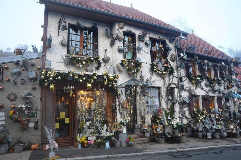 Французский цветочник украсил магазин 800-ми лейками
