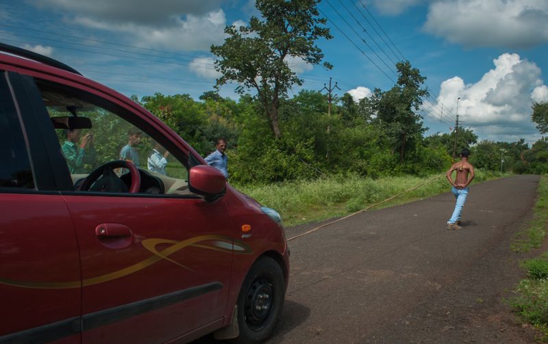 Удивительный парень из Индии может таскать автомобили лопатками