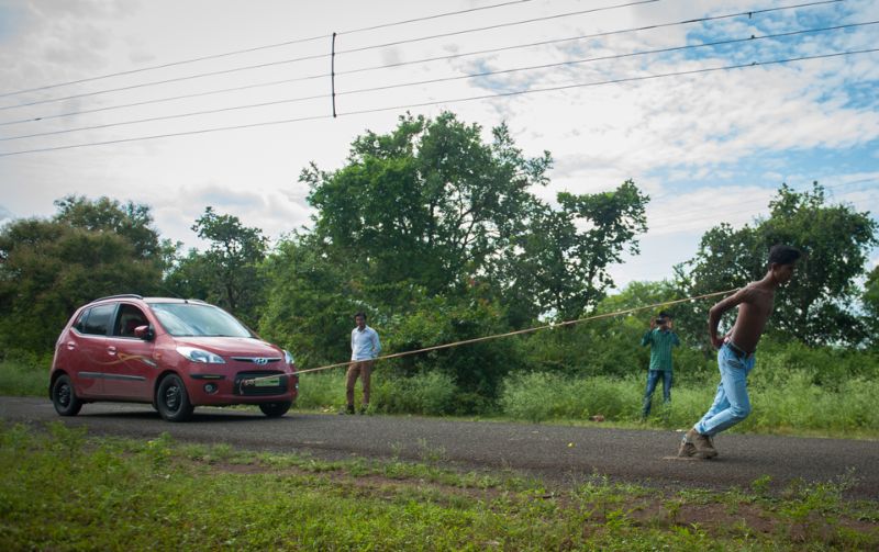 Удивительный парень из Индии может таскать автомобили лопатками