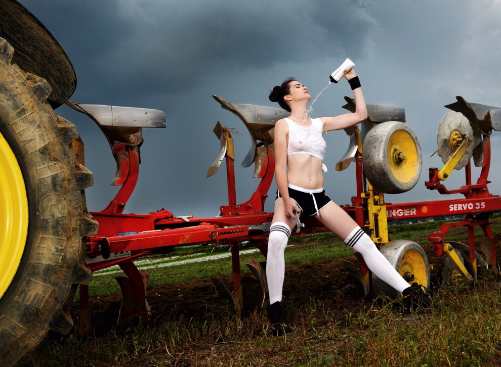 Жены австрийских фермеров снялись для эротического календаря