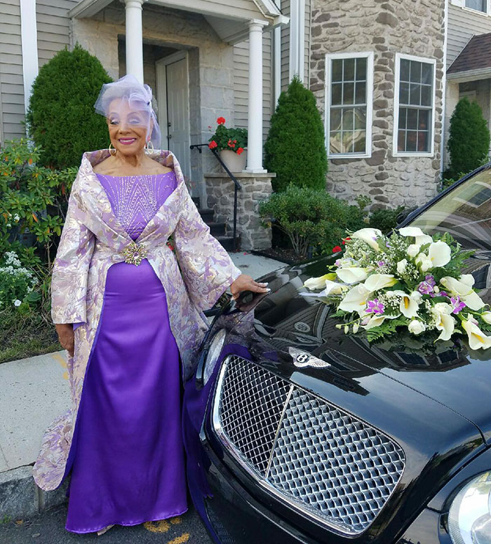 86-летняя невеста вышла замуж в шикарном платье собственного дизайна