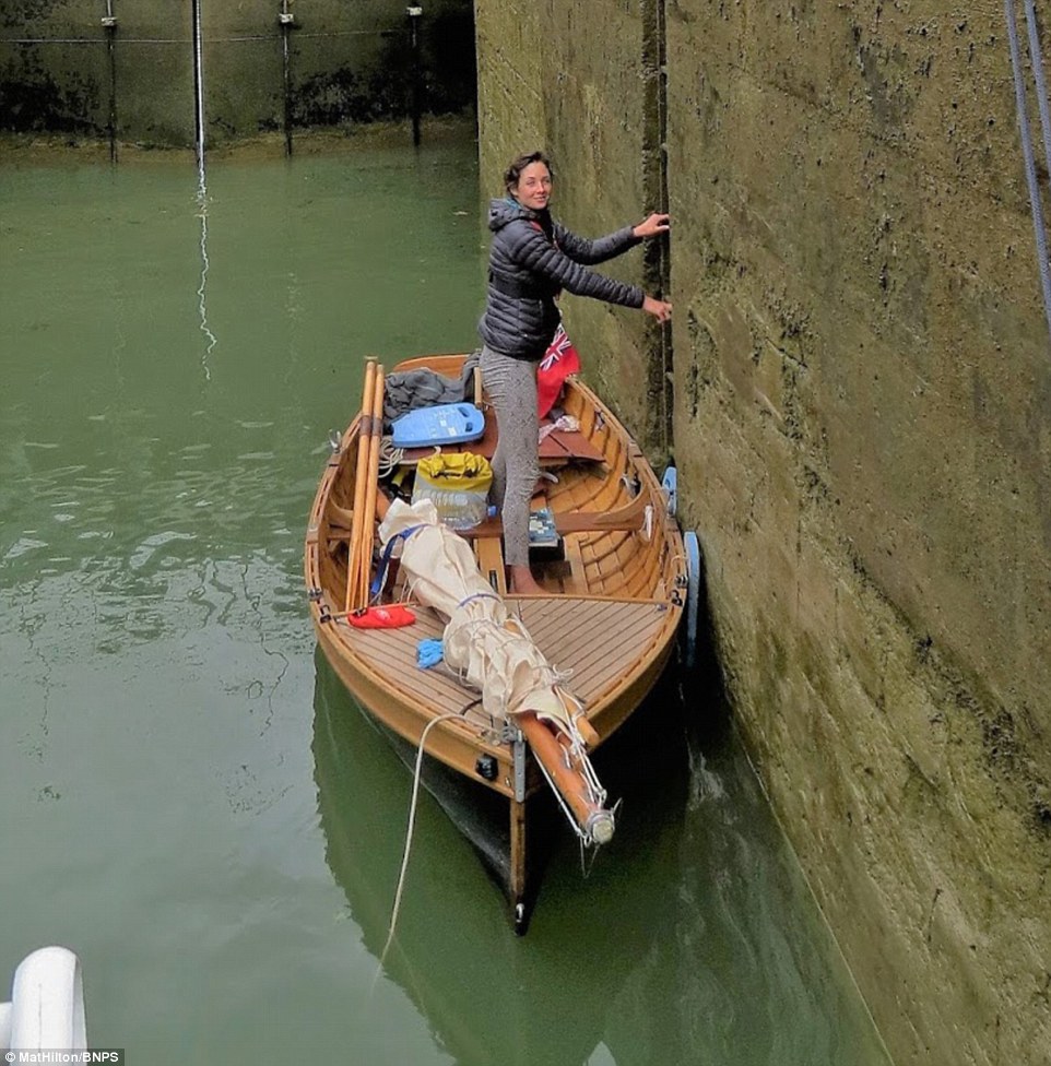 Супружеская пара проплыла на самодельной лодке из Англии во Францию