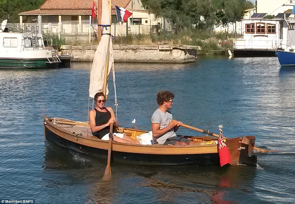 Супружеская пара проплыла на самодельной лодке из Англии во Францию