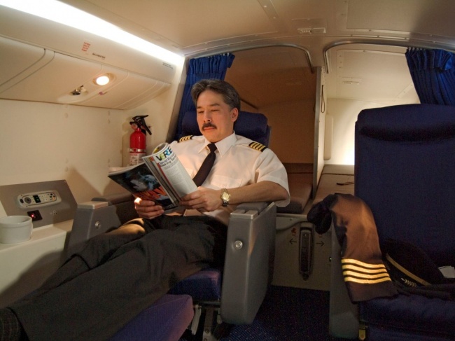 В самолетах есть комнаты для отдыха экипажа, о которых вы даже не подозревали