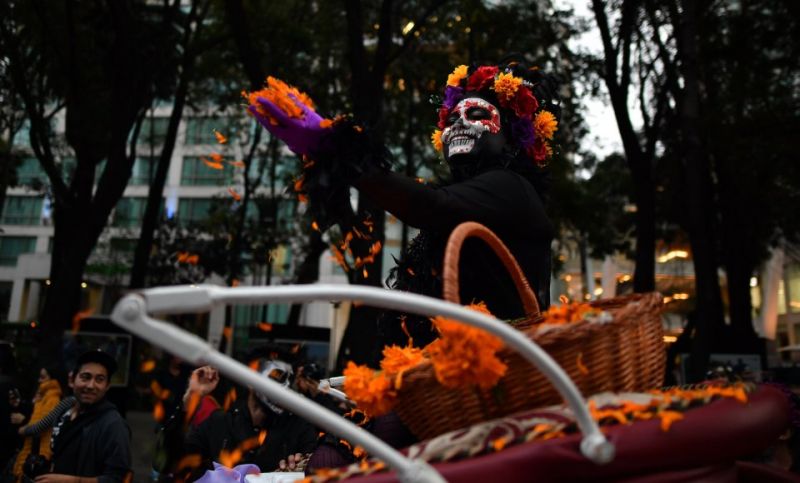 Подготовка к празднованию Дня мертвых в Мексике