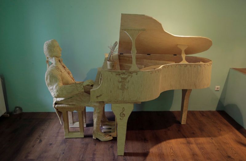 Удивительная скульптура пианиста из спичек