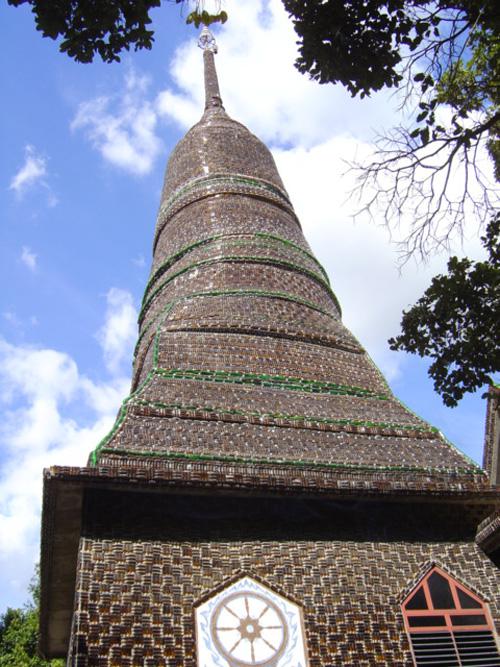 Буддистский храм построенный из миллиона бутылок