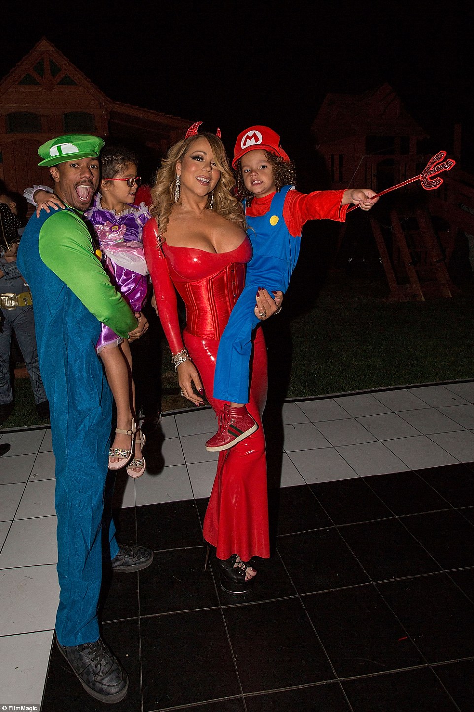 Дерзкие костюмы знаменитостей на вечеринках в честь Хеллоуина