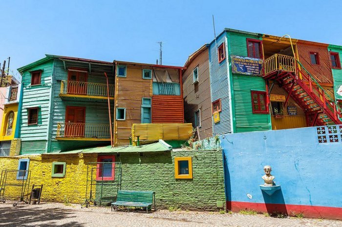 Разноцветная улица Эль Каминито в Буэнос-Айресе