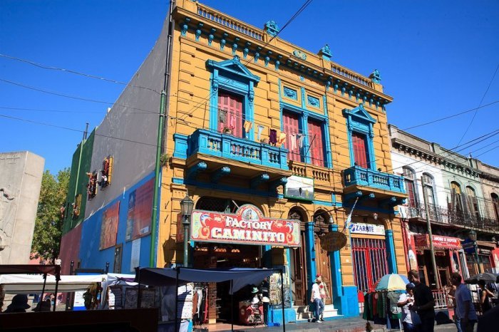 Разноцветная улица Эль Каминито в Буэнос-Айресе