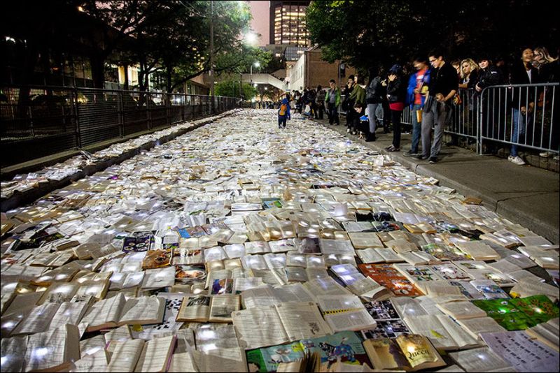 Река из 10 000 светящихся книг в Торонто