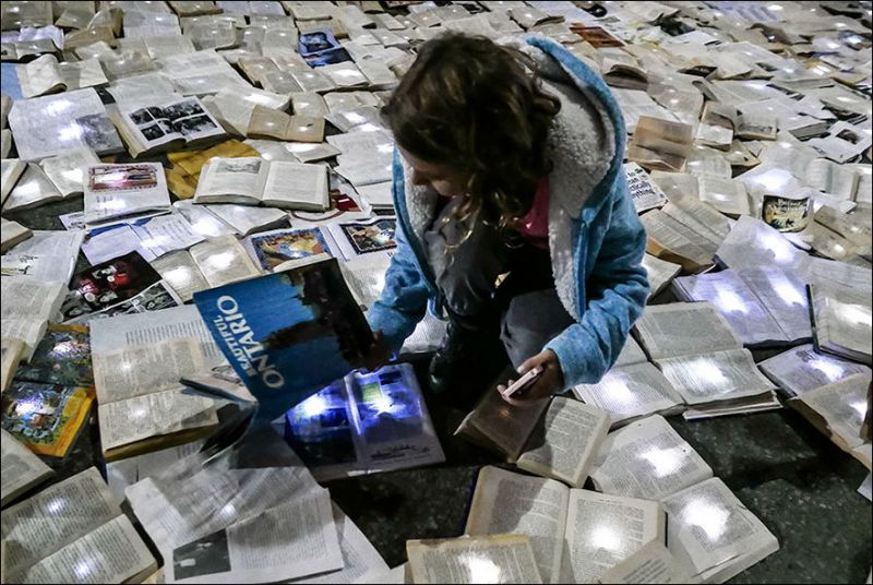 Река из 10 000 светящихся книг в Торонто