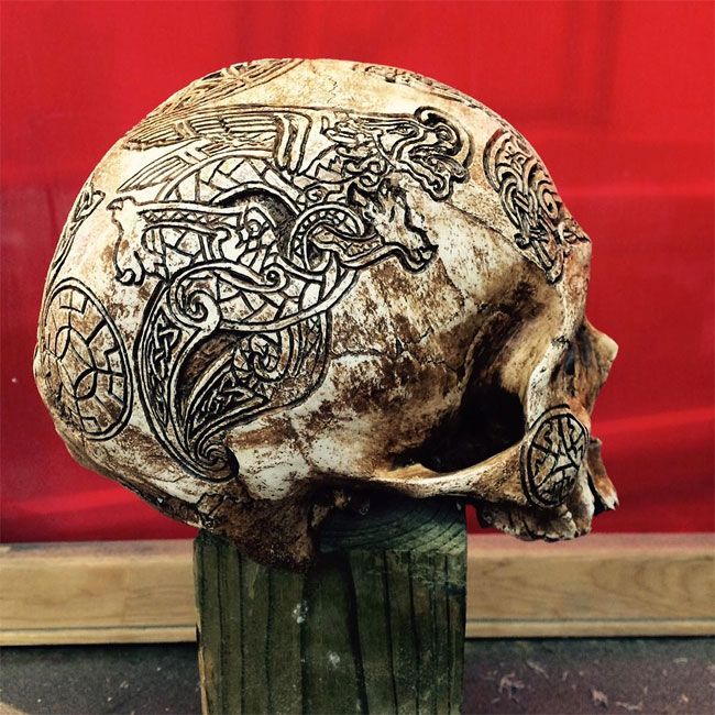 Художник превращает черепа и кости людей в предметы искусства