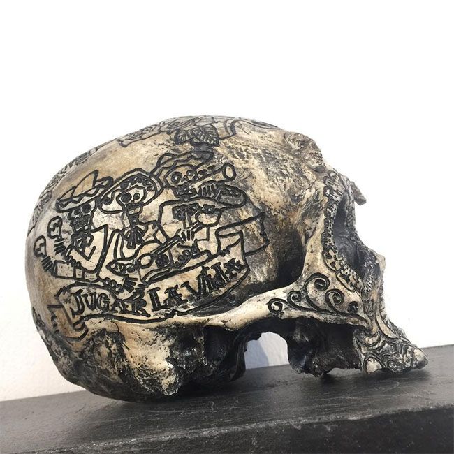 Художник превращает черепа и кости людей в предметы искусства