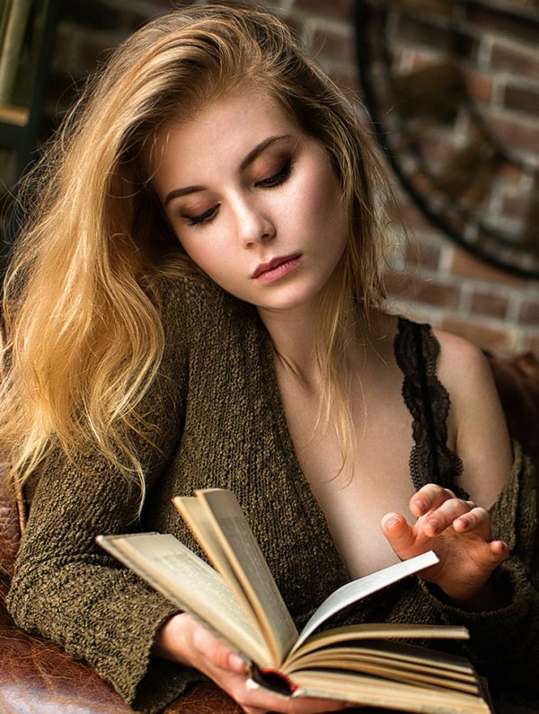 Красивые девушки любят читать
