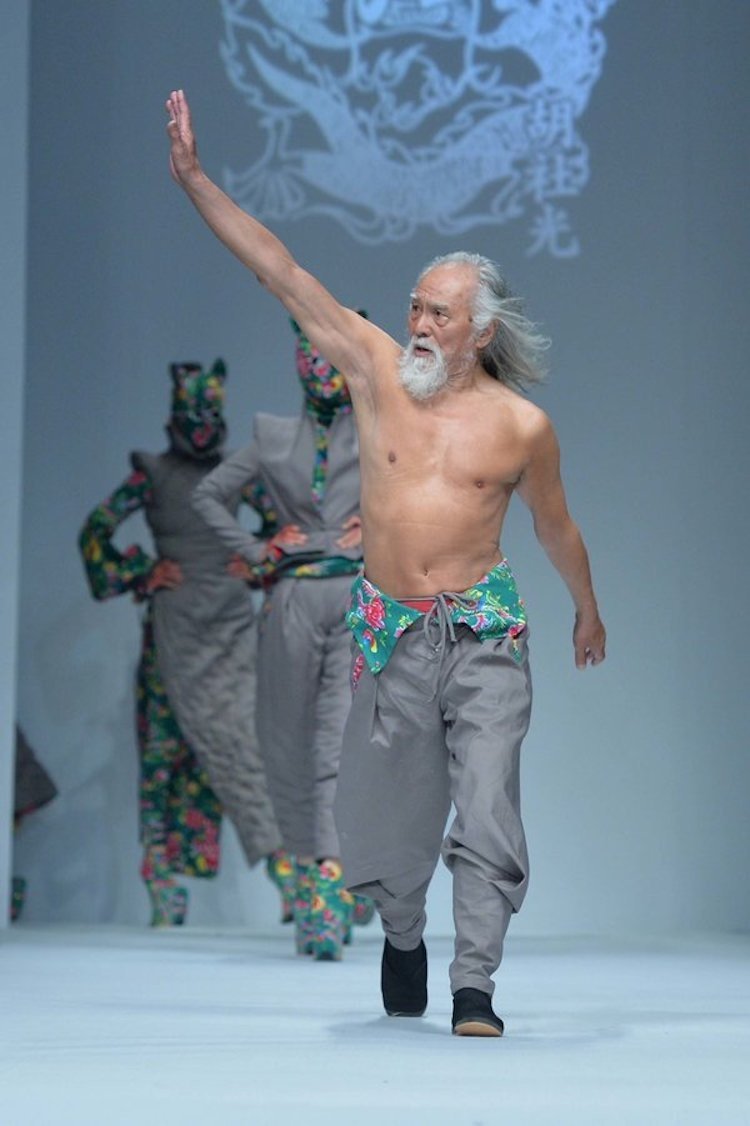 80-летний китаец Ван Дэшунь покоряет модные подиумы страны