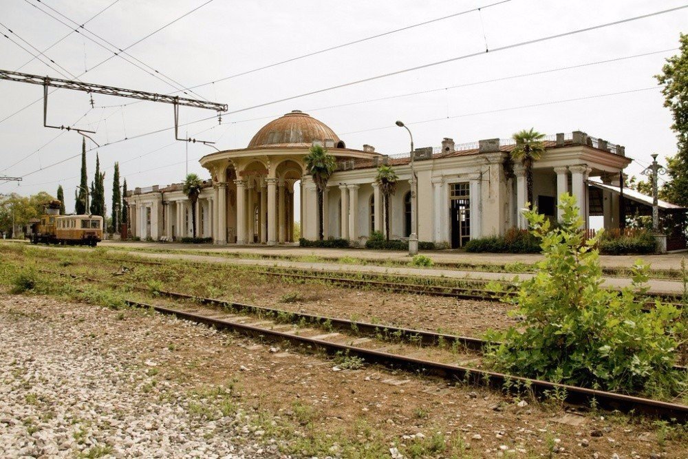 Красивая заброшенная железнодорожная станция, Келасур, Абхазия