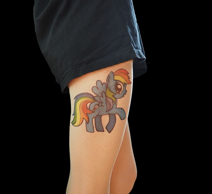 Реалистичные тату-колготки, создающие впечатление татуированных ног
