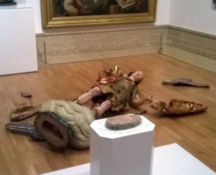 В музее Лиссабона турист разбил статую XVIII века, пытаясь сделать селфи