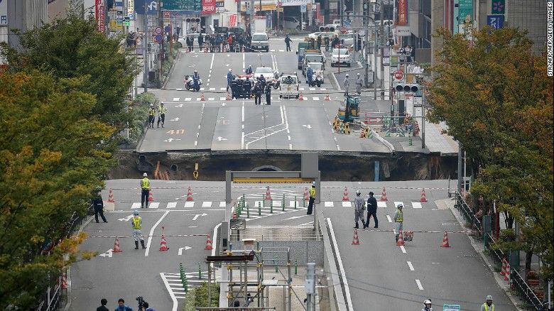 В Японии под землю провалился 30-метровый участок дороги