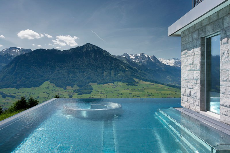Отель с пейзажным бассейном в Швейцарских Альпах