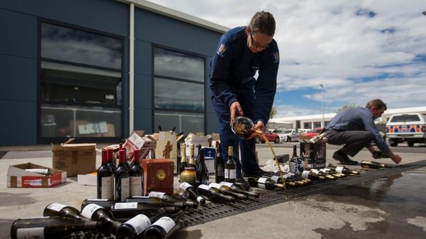 Полиция Новой Зеландии вылила 343 литра элитного алкоголя в канализацию