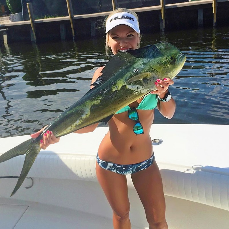 Мишель Клаватт — ошеломляющая блондинка, обожающая рыбную ловлю в бикини