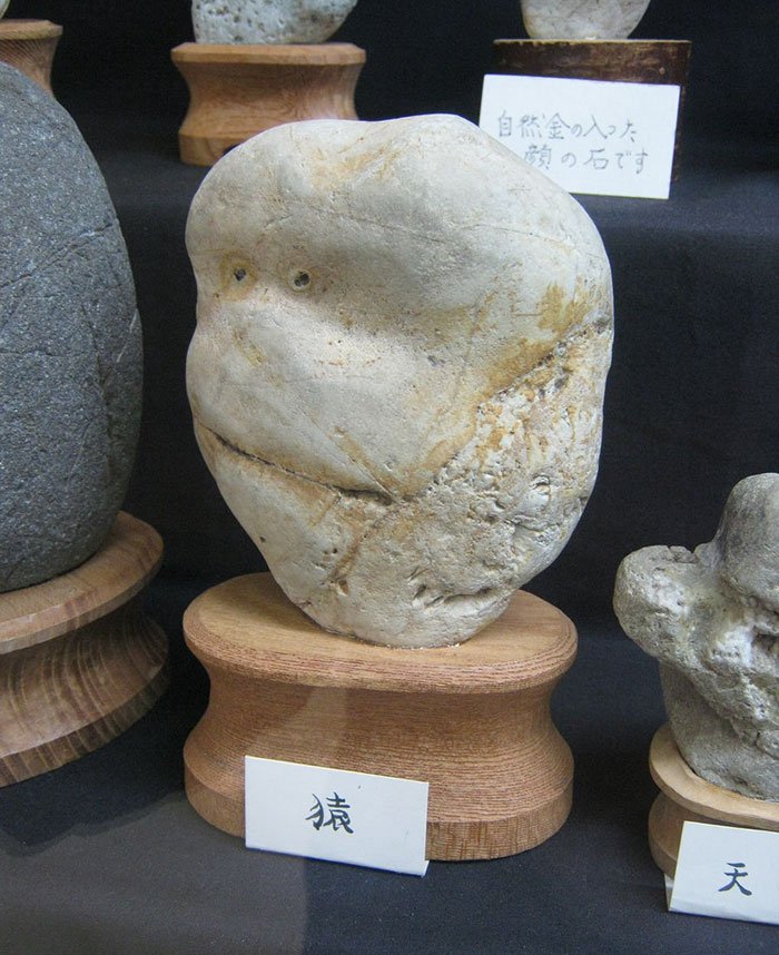 Необычный музей камней с человеческим лицом в Японии