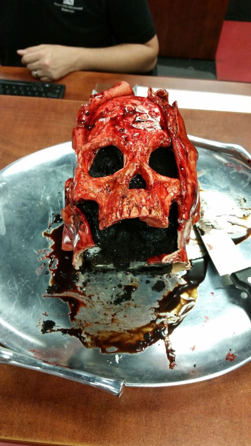 Окровавленные черепа от кулинара, любящего фильмы ужасов