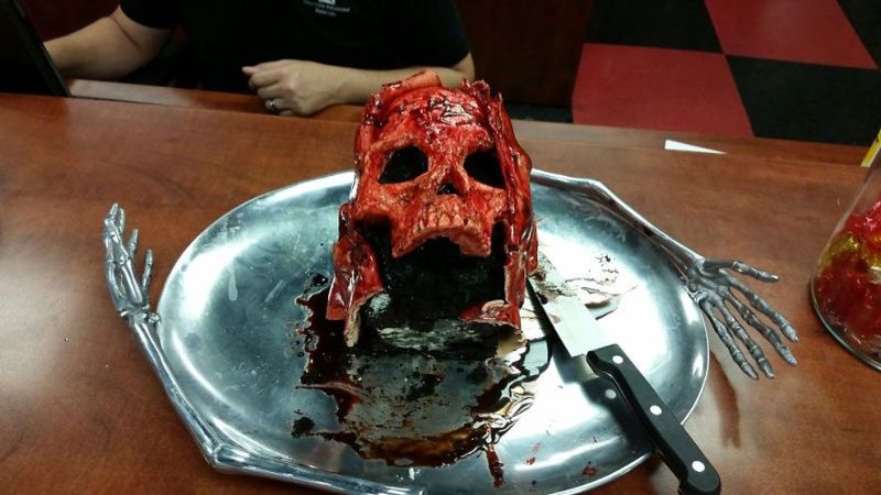 Окровавленные черепа от кулинара, любящего фильмы ужасов
