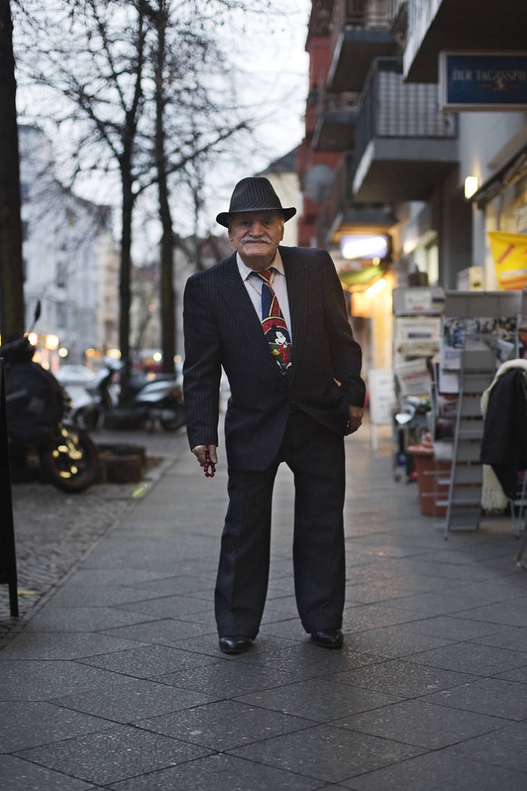 Фотограф снимает стильные наряды 83-летнего портного-модника каждое утро