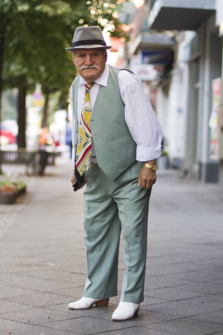 Фотограф снимает стильные наряды 83-летнего портного-модника каждое утро