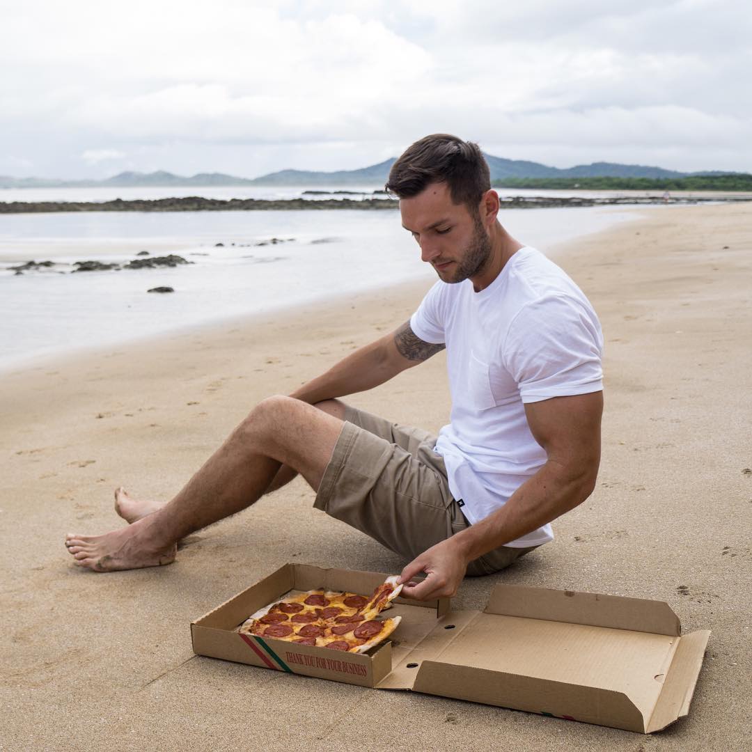 Англичанин путешествует и ведёт необычный Инстаграм о пицце