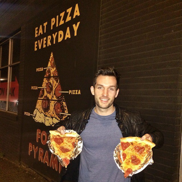 Англичанин путешествует и ведёт необычный Инстаграм о пицце