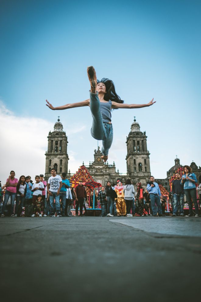 Чувственные портреты танцоров на оживленных улицах старинного Мехико