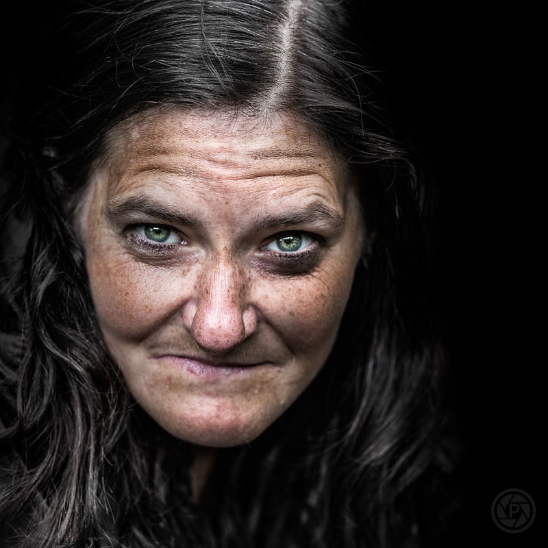Фотограф снимает портреты бездомных людей