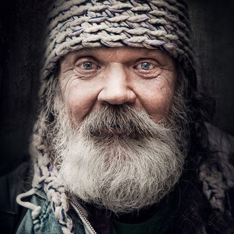 Фотограф снимает портреты бездомных людей