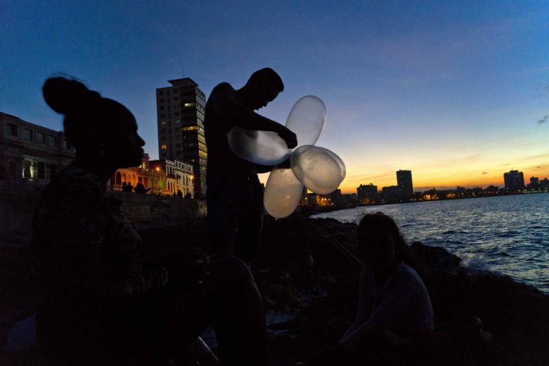 Изобретательные кубинцы ловят океаническую рыбу с помощью презервативов