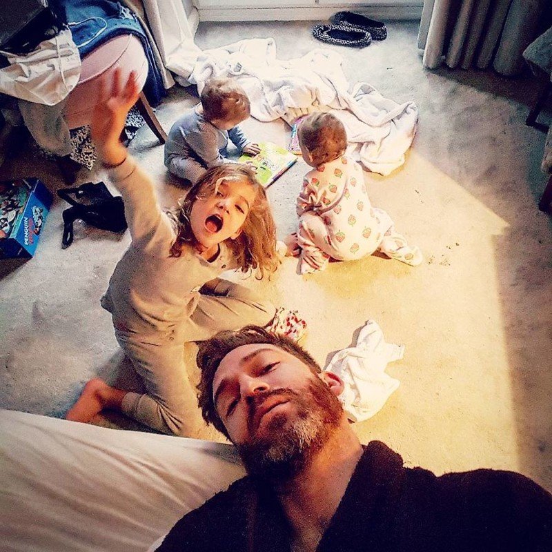 Правдивые фото от отца четырех дочек покорили социальные сети