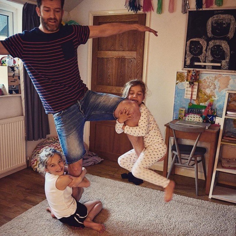 Правдивые фото от отца четырех дочек покорили социальные сети